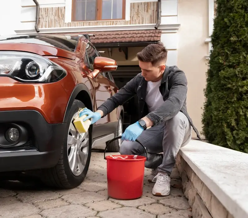 Lavage auto à domicile Lédergues : professionnel intervenant sur un véhicule